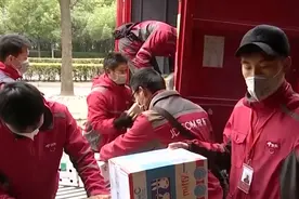 实拍上海快递小哥的一天：给货物消三次毒 送单量翻倍