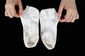 白袜子很脏洗不干净，袜子店老板教我一招，多脏袜子都能白净如新