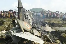 巴铁嘉奖两名飞行员，新面孔手上伤疤显眼，大批军官送上最好勋章视频封面