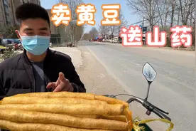 农村大哥腰不好，硬要帮忙干活，好兄弟最懂大哥，送捆山药真实用