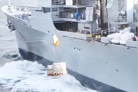 军舰如何给航母提供补给，美国海军演示给你看，过程其实非常简单视频封面