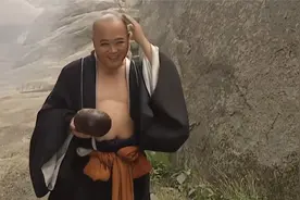 西游记：八戒被猴子忽悠这段太逗了，上前化斋，自己差点成了斋视频封面