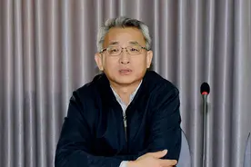 参加封建迷信活动，大搞权钱交易，青岛海关副关长柳伟被“双开”视频封面