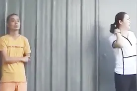 岳母做的菜被女婿嫌弃 岳母忍无可忍将其赶出门 他竟半夜翻墙进家视频封面