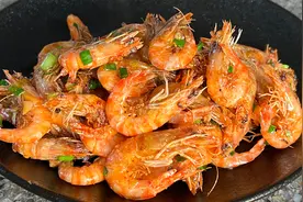 教你一道懒人菜油爆花虾做法，壳脆肉嫩，做法简单2分钟出锅