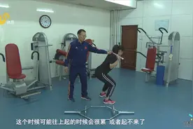 “深蹲”是锻炼腿部的王牌动作，什么蹲姿最正确？体育专家来指导视频封面