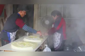 六旬农村夫妻进城：租房蒸凉皮，一天守店14小时，卖200张凉皮视频封面