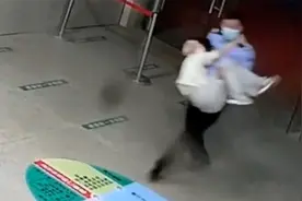 花季少女喝下整瓶医用酒精，民警“公主抱”向医院百米冲刺视频封面