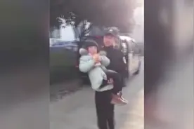 可爱又暖心！小女孩走失被民警抱回 伸手喂民警爆米花视频封面