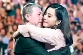 范冰冰主动扑向冯小刚怀里，冯小刚下意识的反应，暴露真实关系！视频封面