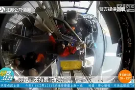 老人突发疾病,公交司机连闯两个红灯紧急送医,全车乘客共伸援手!视频封面