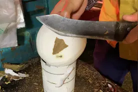 解压！路边摊惊人的开椰子技巧，看老板撬开椰壳感觉很舒适~视频封面