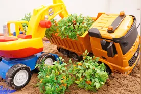 工程车故事：运输车陷在泥潭里，挖掘机来救援视频封面