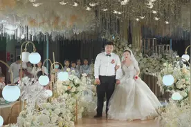 河南小县城婚礼，婚礼现场布置很漂亮，新郎新娘一起步入婚礼殿堂视频封面