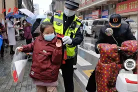 开学了，老师和民警一起迎接学生们有序入学视频封面