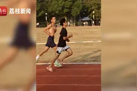 有实力任性！男生穿着拖鞋获得校运会三千米银牌视频封面