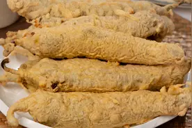 青椒别只炒着吃，做成炸青椒酿肉，一咬爆汁香绝了~视频封面