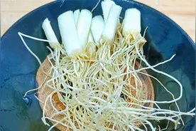 今天才知道，香葱根放锅里煮一煮，好处真是多，看完视频涨知识了