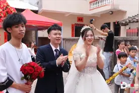 广东一对新人结婚，新娘子漂亮大方，单身汉们看了好羡慕视频封面