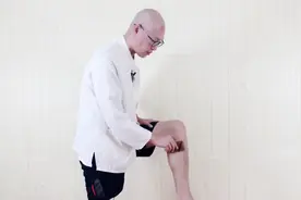 小腿胀痛，2个动作，疏堵排淤，经络通畅，腿脚一天比一天舒服