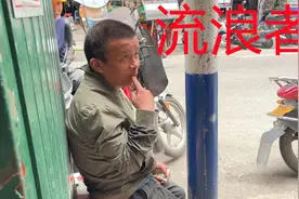 小伙身患小儿麻痹症，只能流浪街头，给他100元帮助一下视频封面