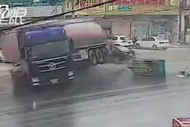 三轮车“不要命式”横穿马路 油罐车紧急避让失控侧翻视频封面