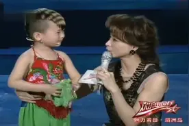 欢乐中国：小男孩上台就跟董卿要亲亲，简直萌化了，也太可爱了！视频封面