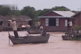 柬埔寨的水上人家，一家九口人终年住在船上，随河流一年迁徙6次视频封面