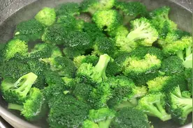 西兰花怎么做才好吃？用开水一烫，配5种调料，上桌连汤汁都不剩