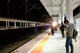 绿皮火车，也很安全，也很平稳，从它缓缓进站的样子就能看出来。视频封面