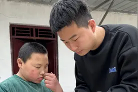 熊孩子太皮了，一不留神竟敢拿刀挥来挥去，这要是弄伤了可咋办？视频封面