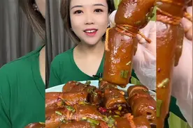 美女深夜吃美味猪皮卷，满满的胶原蛋白真香啊，馋得我口水直流！视频封面