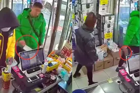 监拍：天津一男子提刀进超市喝几大口水后离开 女店主被吓“懵”视频封面