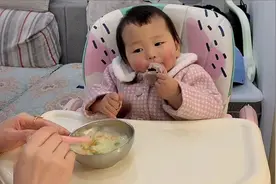 一岁宝宝正在啃馒头，妈妈上来咬了一口，这下不得了了！视频封面