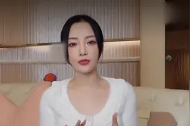 李小璐豪宅内跳热舞，穿超短裤秀漫画腿，40岁扮嫩不输小女生视频封面