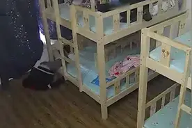 两学生在二层床铺打闹 其中一人不慎头着地摔下致颅内出血视频封面