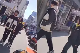 小情侣早恋出行偶遇家长，男生被吓到甩手转头就走，女孩反应意外视频封面