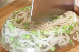 李姐每次做皮冻都成功，加上青豆好看又好吃，这个比例软硬刚刚好