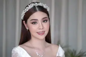 大学舍友长得还行，精心化个妆后，摇身变漂亮校花