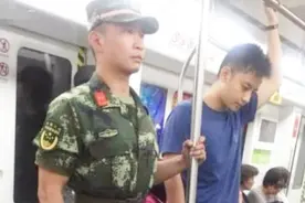 在我国，部队允许军人穿军装外出，为什么还是有很多人不愿意穿？视频封面
