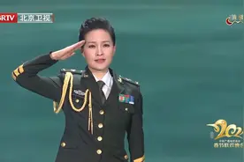 雷佳动情演唱《请放心吧祖国》，一个动作让网友瞬间泪目