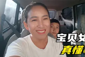 小李跟老妈同时进医院，把女儿给累坏了，小小年纪就学会照顾人了视频封面