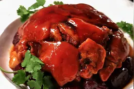 二伯的老佛爷猪手，汁浓味厚，香糯软烂，吃肉又吃豆完美