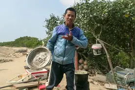 小池煮一大锅的清道夫鱼，拿来喂大坝里的一群狗，它们真有口福了视频封面