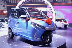 能遮风挡雨的全封闭电三轮，耐用抗造，还能语音控制大灯视频封面