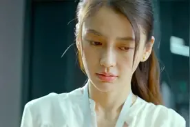 Angelababy迎33岁生日！低调在剧组举行派对，穿JK服装造型超漂亮视频封面
