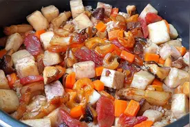 福建特色香芋焖饭，原来这样做才好吃，香气四溢，荤素搭配真营养