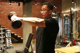 赖老师健身小课堂，讲解哑铃前平举，适合肩膀肌肉左右不平衡人群