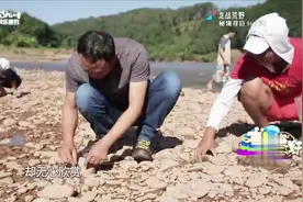 在河流附近翻了好多条水蜈蚣，李震打算跟当地人用延绳钓钓鱼