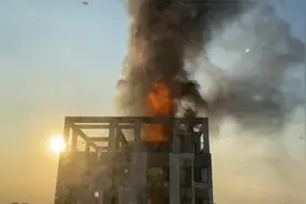 火光冲天！辽宁沈阳一高楼燃大火，明火从底层一直烧到顶层视频封面